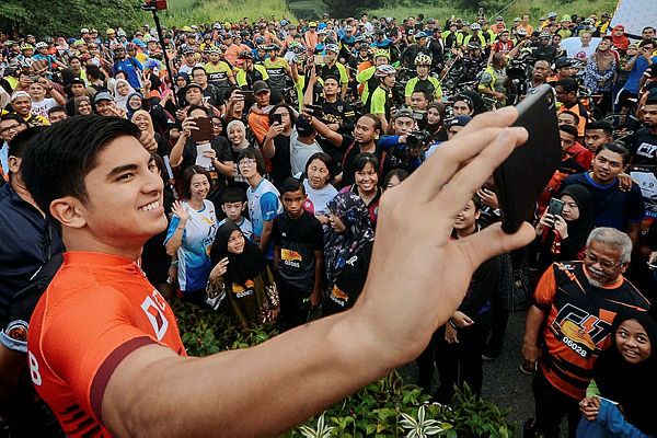 Youth and Sports Minister Syed Saddiq capturing a photo with the participants of Fit Malaysia at the MPSP Sport and Recreation complex earlier today.