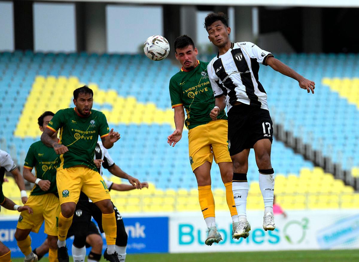 Pemain Terengganu FC Engku Muhammad Nur Shakir Engku Yacob (kanan) merebut bola dengan pemain Imigresen FC dalam perlawanan Piala FA di Stadium Negeri Pulau Pinang di sini hari ini- BERNAMA