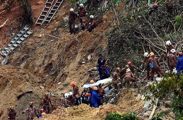 Filepix take on 22 Oct 2018, shows search and rescue personnel carrying the body of a victim of the Bukit Kukus landslide in Georgetown.