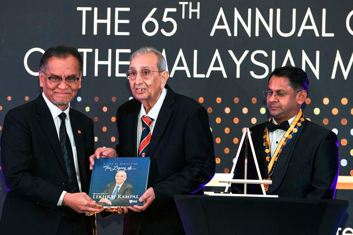 Health Minister Datuk Seri Dr Dzulkefly Ahmad (left) launched the autobiography *“A Life of Dedication, The Legacy of Professor Datuk Dr Lekhraj Rampal”* together with Datuk Dr Lekhraj Rampal (centre) at the Malaysia Medical Association’s (MMA) 65th Anniversary Dinner held here today. Also present was MMA President Datuk Dr Thirunavukarasu Rajoo (right). – BERNAMA