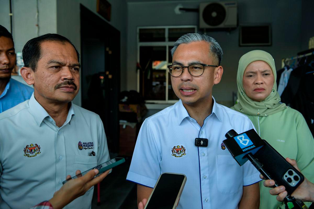 Menteri Komunikasi Datuk Fahmi Fadzil ditemu bual media selepas program Ziarah Kasih Komuniti MADANI di Kubang Semang, di sini hari ini. Bersamanya ialah Ketua Setiausaha Kementerian Komunikasi, Datuk Seri Mohamad Fauzi Md Isa (kiri) dan Ketua Pengarah Jabatan Penerangan, Julina Johan (kanan) -fotoBERNAMA