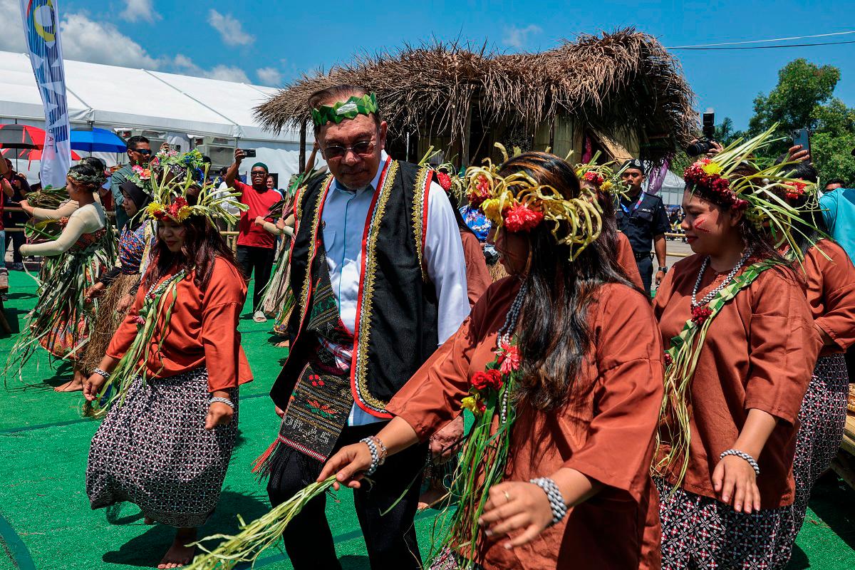 Perdana Menteri Datuk Seri Anwar Ibrahim learning dance steps from Orang Asli performers during the national-level 2025 National Unity Week (SMP) celebrations, yesterday. - Bernama pic