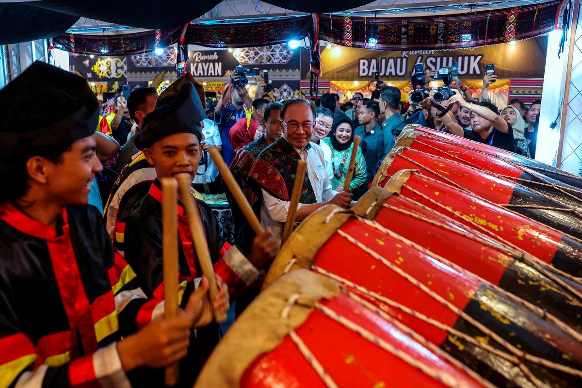 Perdana Menteri Datuk Seri Anwar Ibrahim melakukan lawatan di reruai Rumah Kami pada Majlis Perasmian Sambutan Minggu Perpaduan (SMP) Peringkat Kebangsaan 2025 di pekarangan Stadium Batu Kawan pada Julai 19 - BERNAMA