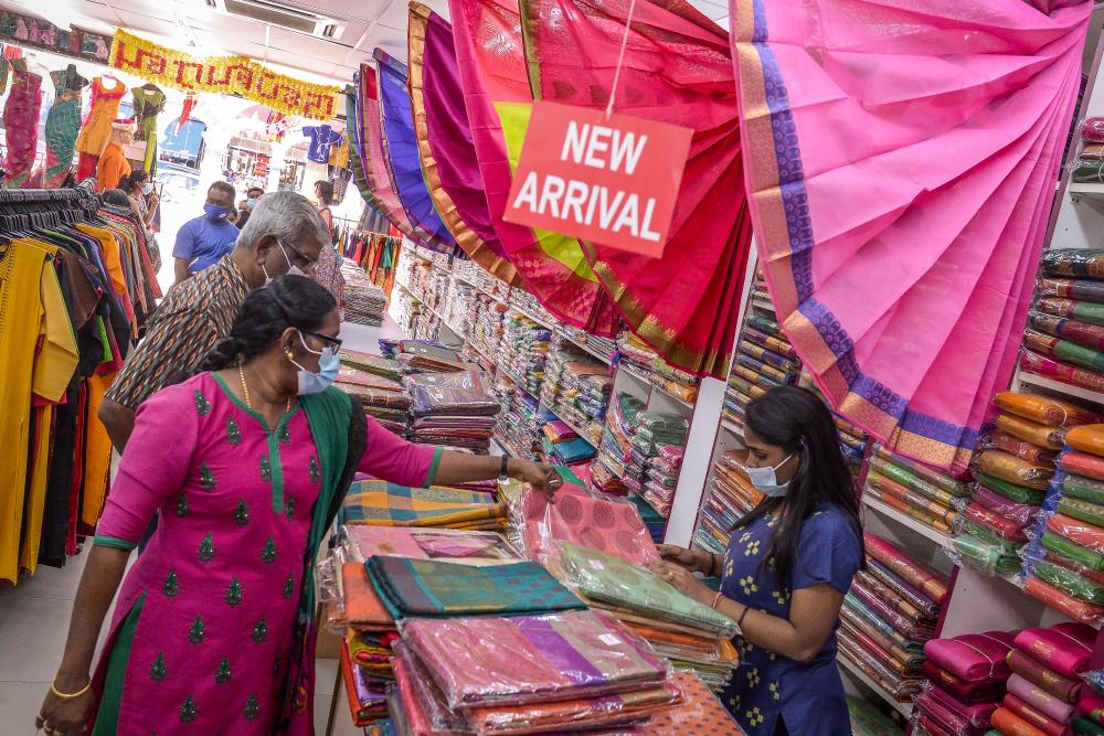 $!FESTIVE SHOPPING ... A garments store in Brickfields, Kuala Lumpur doing brisk business as Hindus prepare to celebrate Deepavali on Friday. – ADIB RAWI YAHYA/THESUN