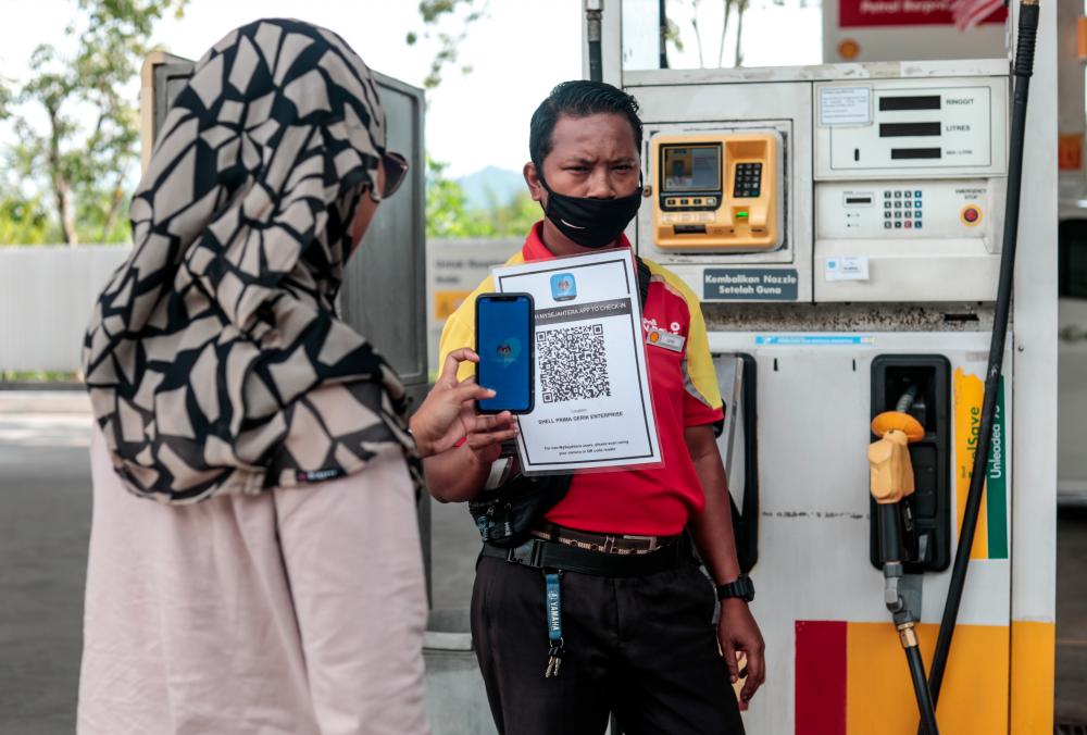 $!There is no need to scan the MySejahtera barcode if you’re just refuelling at the pump. – ASHRAF SHAMSUL/THESUN