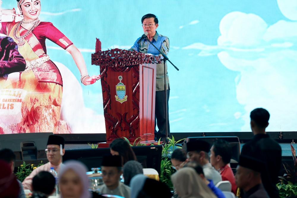 Ketua Menteri Chow Kon Yeow berucap ketika hadir pada Majlis Penutup Program MADANI Rakyat 2024 Zon Utara dan Majlis Sambutan Aidilfitri MADANI 2024 bersama Perdana Menteri Peringkat Negeri Pulau Pinang di Tapak Pesta Sungai Nibong, hari ini. - fotoBERNAMA