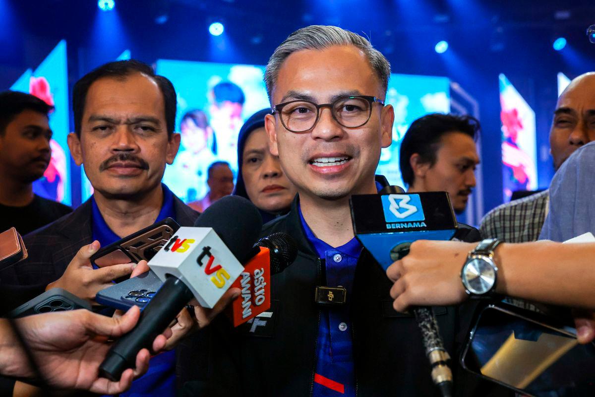 Menteri Komunikasi Datuk Fahmi Fadzil bercakap ketika sidang media selepas meninjau raptai penuh sempena Sambutan Hari Malaysia 2025 di Pusat Konvensyen PICCA @ Arena Butterworth malam ini. Turut hadir Ketua Setiausaha Kementerian Komunikasi Datuk Seri Mohamad Fauzi Md Isa (kiri) - fotoBERNAMA