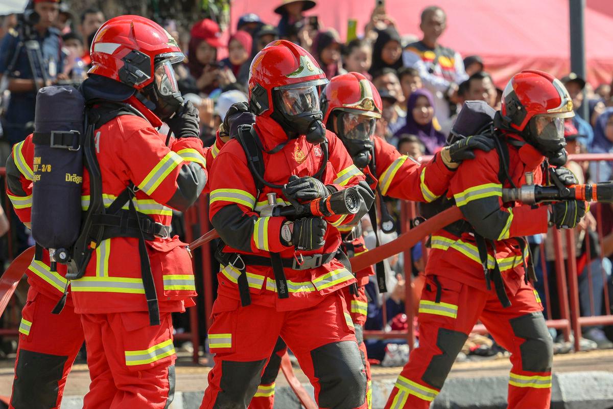 Anggota Jabatan Bomba dan Penyelamat Malaysia (JBPM) - BERNAMA