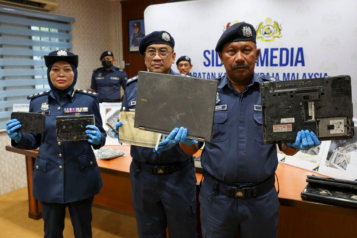 Pengarah Jabatan Kastam Diraja Malaysia (JKDM) Pahang Mohd Asri Seman (kanan) menunjukkan sebahagian barangan yang dirampas oleh JKDM Pahang pada sidang media di Pejabat JKDM Bentong, hari ini - BERNAMA