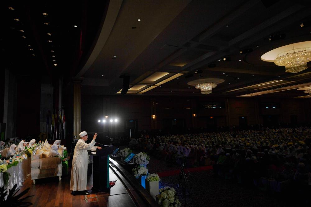 PAS president Datuk Seri Abdul Hadi Awang delivers a mandate when officiating the 59th PAS Muslimat annual general assembly today in Kuantan. Also present was PAS Muslimat chief Nuridah Mohd Salleh. - Bernama