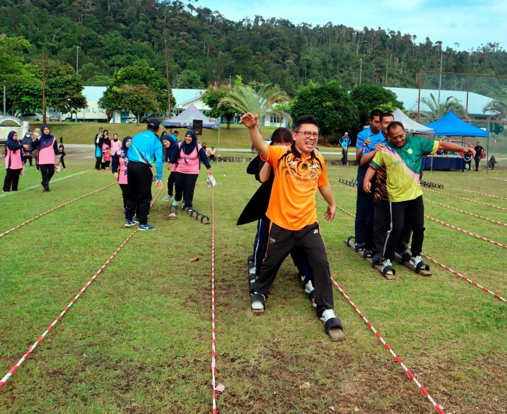 Timbalan Menteri Belia dan Sukan, Datuk Seri Ti Lian Ker (dua, kanan) menyertai acara lumba terompah gergasi bersama warga Pasukan Gerakan Am (PGA) pada Majlis Perasmian ‘Program Fit &amp; Active Family’ 2022 Peringkat Negeri Pahang di Kem Pasukan Gerakan Am Bukit Galing hari ini/BERNAMAPix