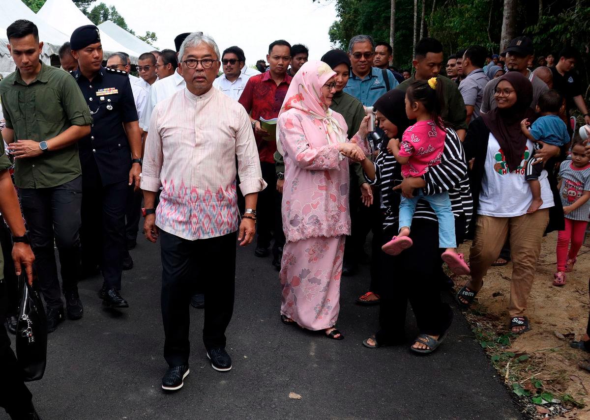 Sultan Pahang, Al-Sultan Abdullah Ri'ayatuddin Al-Mustafa Billah Shah bersama Tengku Ampuan Pahang, Tunku Azizah Aminah Maimunah Iskandariah berkenan berangkat meninjau jalan pintas di kampung Tenggoh Seberang, hari ini. - BERNAMA