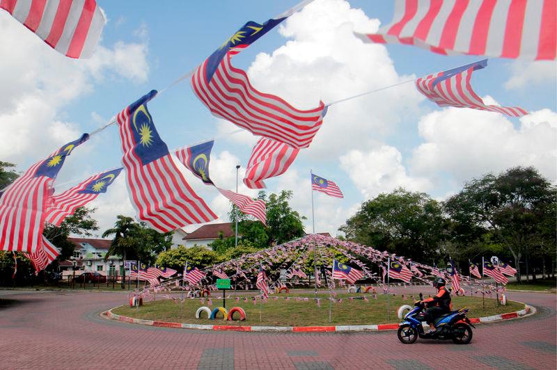 Ensuring our young people respect and love the national flag is crucial in building future generations of Malaysians - BERNAMApix