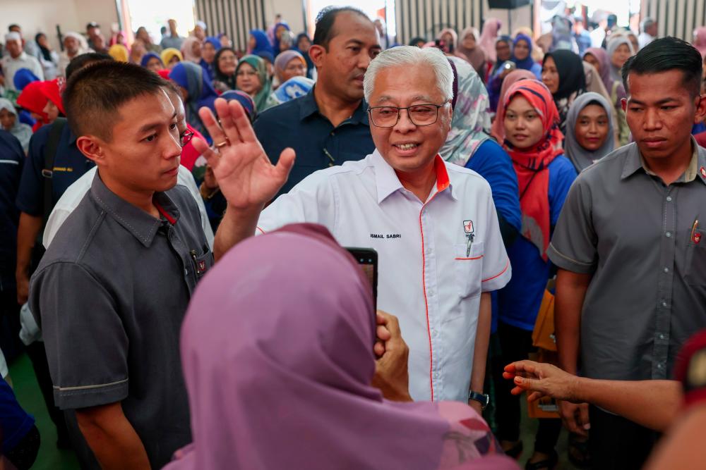 Prime Minister Datuk Seri Ismail Sabri Yaakob arrived at the Himpunan Warga Felda Teguh Bersama at Felda Mayam Public Hall in Bera on Oct 27 2022. - BERNAMAPIX