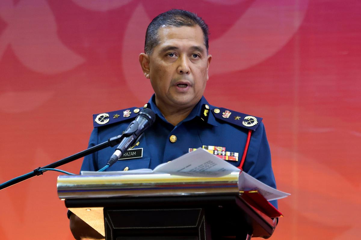 Pengarah Jabatan Bomba dan Penyelamat Malaysia (JBPM) Pahang, Datuk Mohd Razam Taja Rahim berucap pada Majlis Penyerahan Bot Bomba Komuniti, Geran Pasukan Bomba Sukarela dan Sijil Perakuan Bomba Pahang di Ibu Pejabat JBPM Pahang di sini - fotoBERNAMA