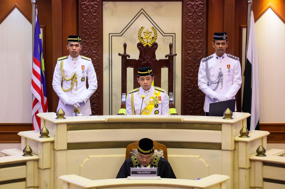 KUANTAN, 8 Mei -- Pemangku Raja Pahang Tengku Hassanal Ibrahim Alam Shah Al-Sultan Abdullah bertitah ketika menyempurnakan Istiadat Pembukaan Penggal Kedua Dewan Undangan Negeri Pahang Ke-15 di Wisma Sri Pahang hari ini. fotoBERNAMA