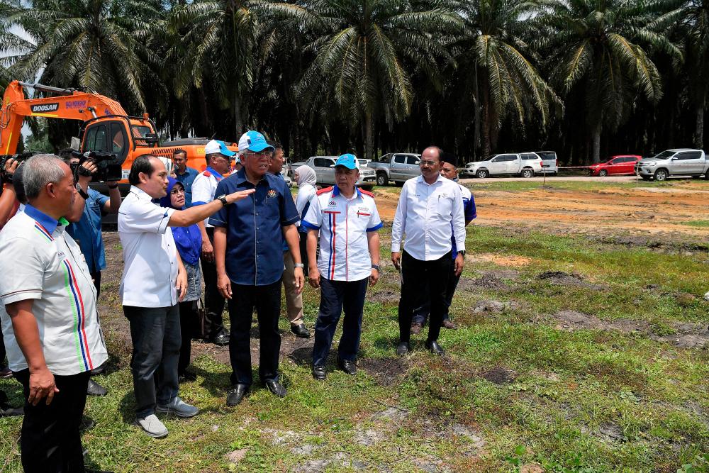 ROMPIN, 9 Ogos -- Menteri Pembangunan Luar Bandar, Datuk Seri Mahdzir Khalid (empat, kanan) melawat tapak Pembangunan Pembinaan Projek Kompleks Ternakan Ayam Pedaging (Sistem Tertutup) Tanjung Seratus ketika mengadakan lawatan kerja hari ini. fotoBERNAMA