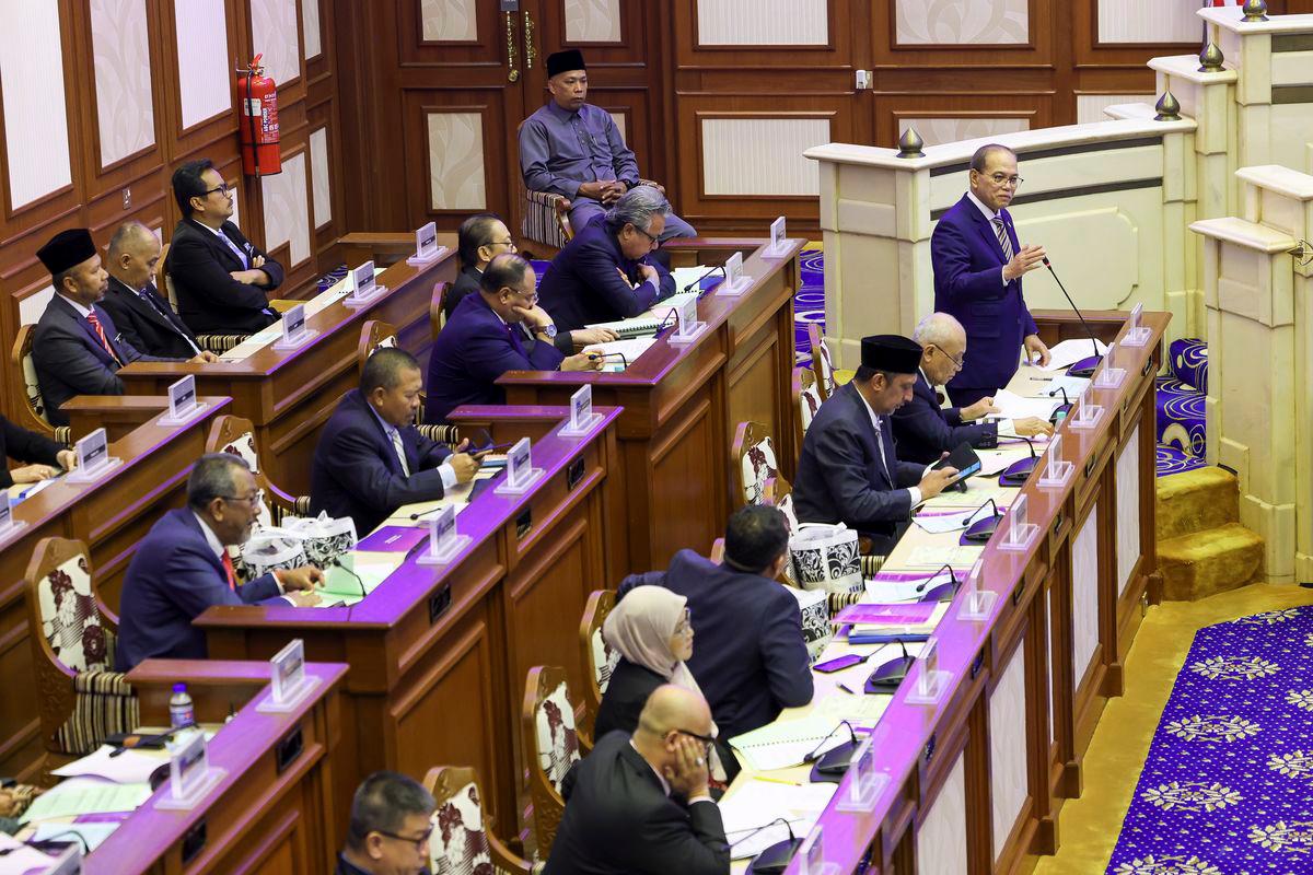Pahang Chief Minister Datuk Seri Wan Rosdy Wan Ismail answering questions at the Pahang State Legislative Assembly sitting here today. – BERNAMA