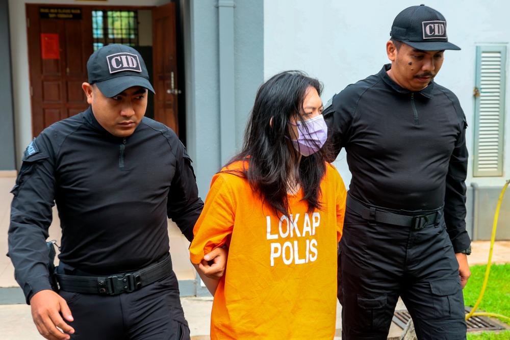 BENTONG, 6 Julai -- Seorang lelaki Orang Kurang Upaya (OKU) Kan Kong Chen, 22, (tengah) dihadapkan ke Mahkamah Majistret hari ini, atas tuduhan membunuh bapanya, bulan lepas. fotoBERNAMA