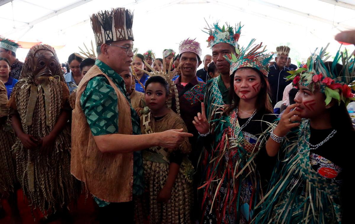Menteri Besar Pahang Datuk Seri Wan Rosdy Wan Ismail menyantuni sebahagian masyarakat Orang Asli yang hadir pada Majlis Sambutan Hari Orang Asli Sedunia Peringkat Negeri Pahang di Rancangan Pengumpulan Semula (RPS) Bukit Serok dekat sini hari ini- BERNAMA