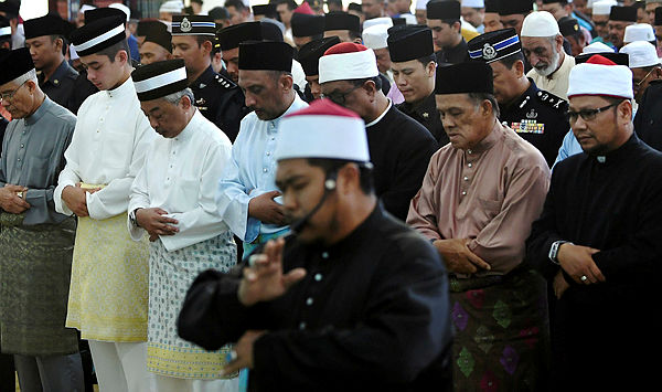 Yang di-Pertuan Agong Al-Sultan Abdullah Ri’ayatuddin Al-Mustafa Billah Shah (front row, third from left) performing Aidiladha prayers at the Sultan Ahmad 1 State Mosque today.