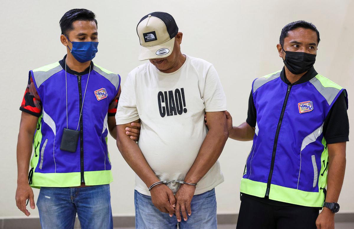 Warga emas, Abdah Said, 65, didenda RM6,000 selepas mengaku bersalah di Mahkamah Majistret hari ini setelah membuat permohonan kad pengenalan atau MyKad menggunakan sijil kelahiran milik orang lain pada 2012- BERNAMA