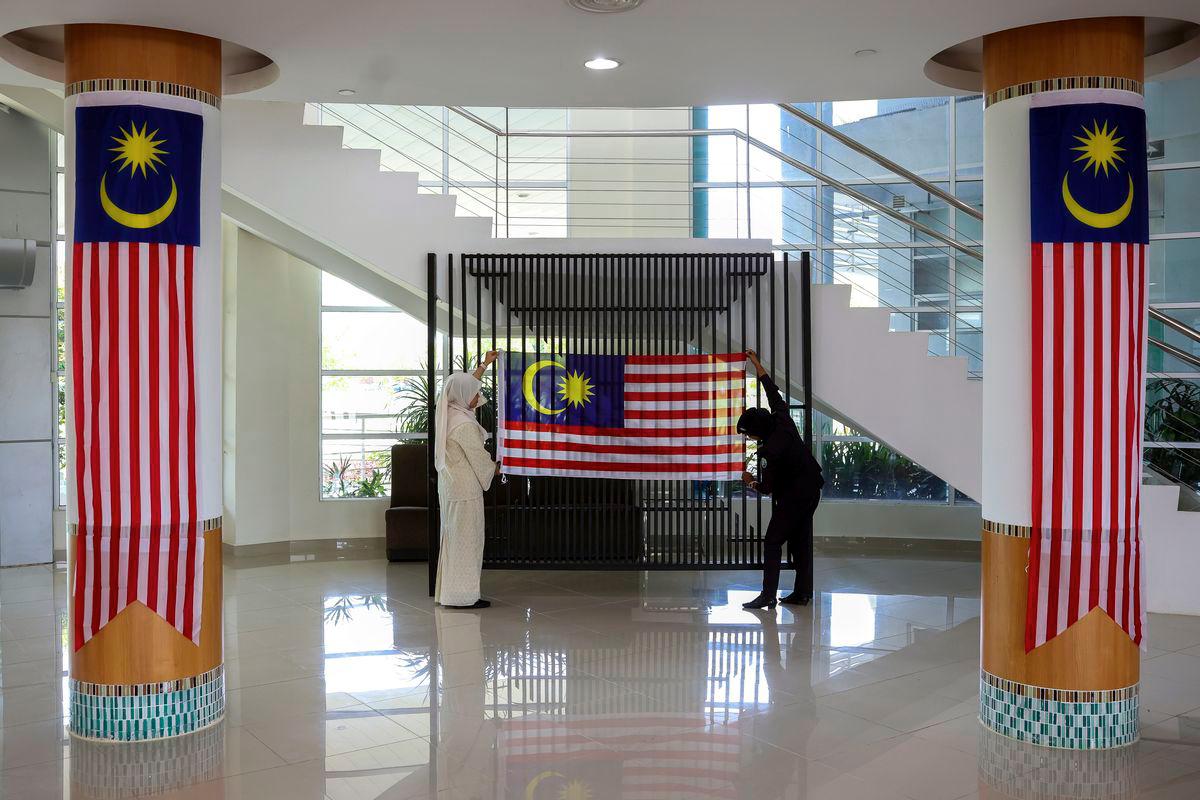 Staff of Universiti Malaysia Pahang Al-Sultan Abdullah (UMPSA) join forces to put up the Jalur Gemilang in celebration of National Month, as captured during a photoBERNAMA survey at the UMPSA campus here today. – BERNAMA