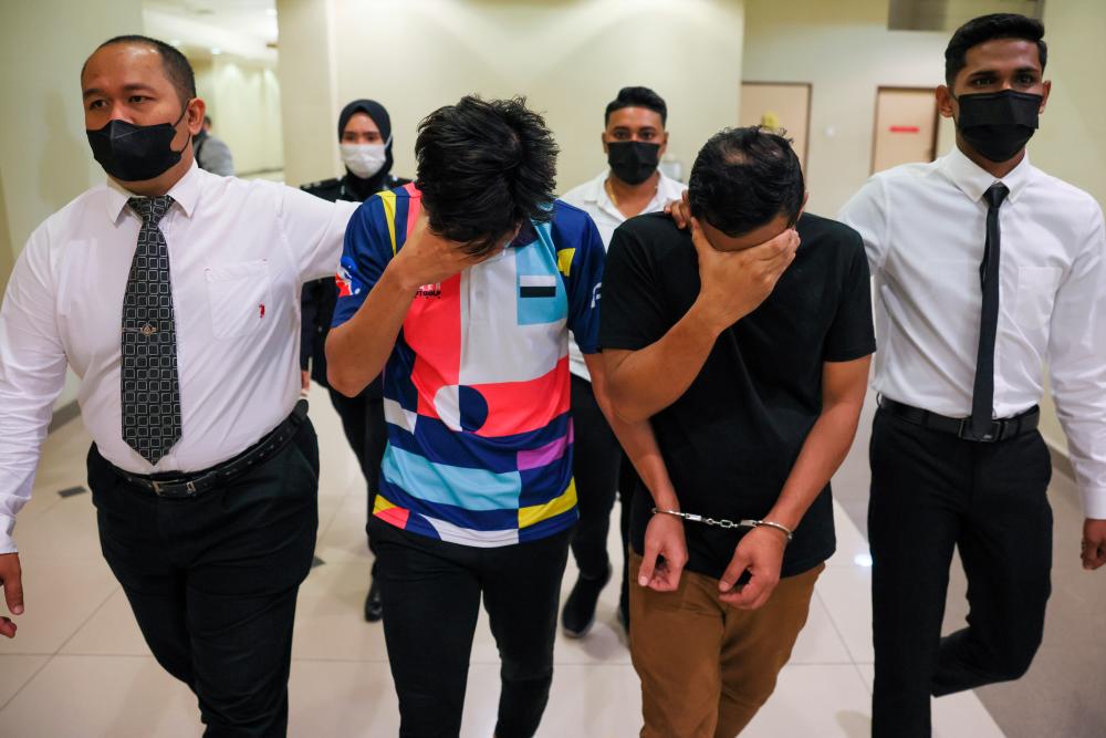 Dua bekas kakitangan Pejabat Setiausaha Kerajaan (SUK) Pahang, Mohd Isa Mohd Yusof (dua, kanan) dan Muhammad Amer Syafeeq Aziz (dua, kiri) mengaku tidak bersalah di Mahkamah Sesyen hari ini, atas tuduhan mengubah suai kandungan laman web sistem pengurusan darjah kebesaran dan pingat Pahang, yang didakwa dilakukan sejak dua tahun lepas/BERNAMAPix