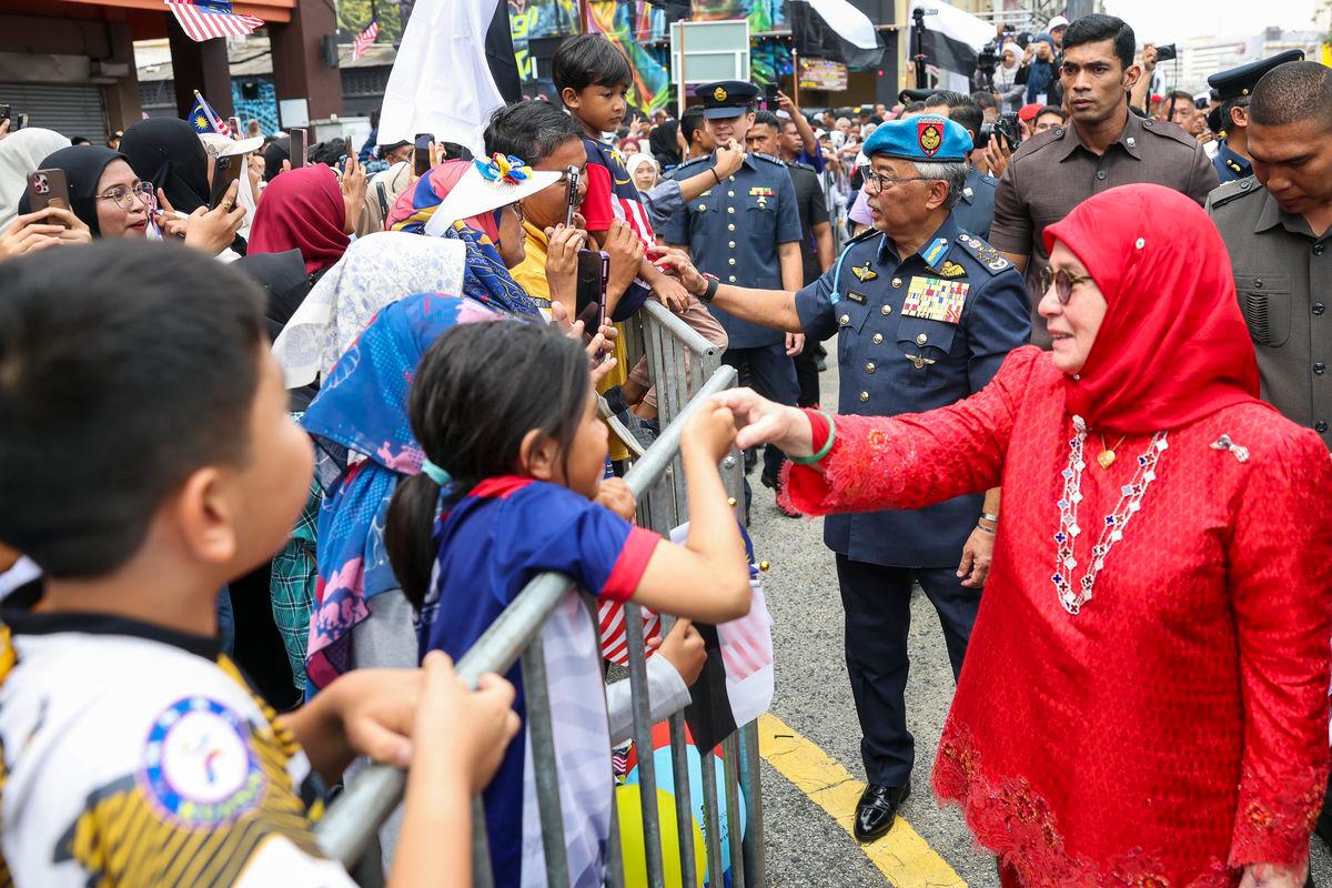 Sultan Pahang Al-Sultan Abdullah Ri’ayatuddin Al-Mustafa Billah Shah dan Tengku Ampuan Pahang Tunku Azizah Aminah Maimunah Iskandariah berkenan beramah mesra dengan rakyat jelata sebelum berangkat meninggalkan Sambutan Hari Kebangsaan 2025 Peringkat Negeri Pahang semalam - fotoBERNAMA