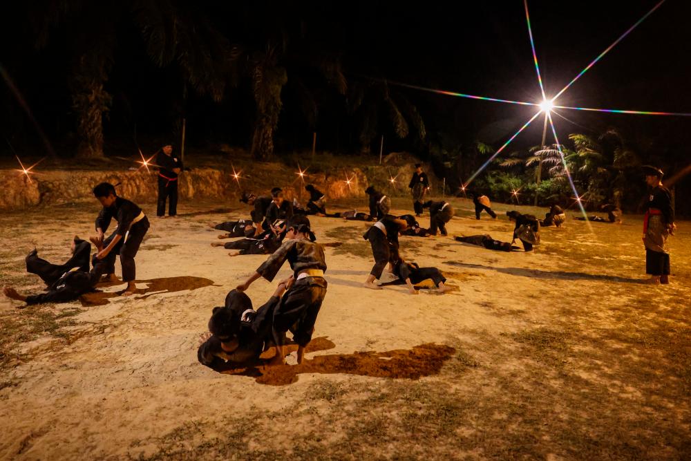 BENTONG, 1 Okt -- Anak muda giat berlatih silat seni gayong sebagai aktiviti malam minggu ketika di Gelanggang Silat Kampung Chemomoi baru-baru ini. fotoBERNAMA