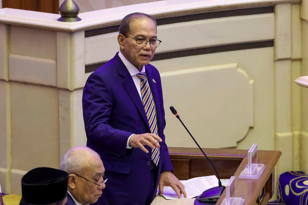 Pahang Chief Minister Datuk Seri Wan Rosdy Wan Ismail answering questions at the Pahang State Legislative Assembly sitting here today. - BERNAMA