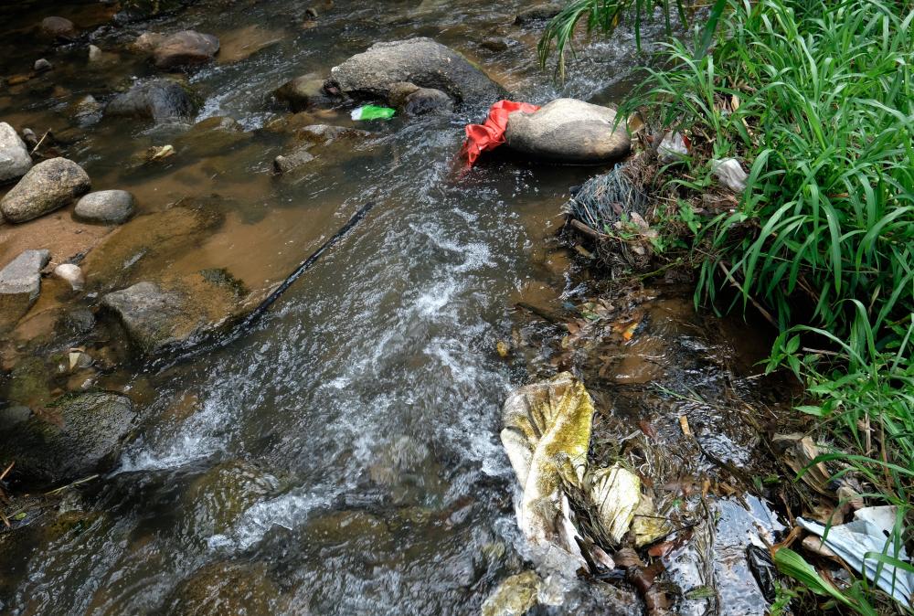An example of the contamination of the waters of Sungai Ichat by irresponsible parties. - Bernama