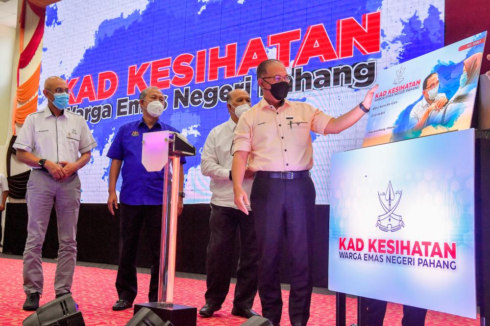 ROMPIN, 18 Jan -- Menteri Besar Pahang, Datuk Seri Wan Rosdy Wan Ismail (kanan) meyempurnakan gimik pelancaran Kad Kesihatan Warga Emas Pahang hari ini. fotoBERNAMA