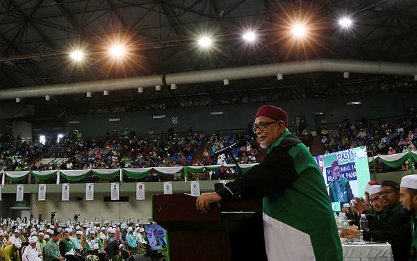 Datuk Seri Abdul Hadi giving a speech at the PAS’ 65th Annual Muktamar at the Pahang Indoor Sports Stadium Complex in Kuantan today.