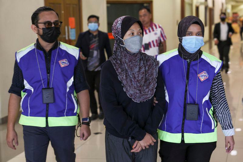 Seorang peniaga makanan wanita warga Indonesia didenda RM6,000 selepas mengaku bersalah di Mahkamah Majistret di sini hari ini atas tuduhan memiliki kad pengenalan atau MyKad mengandungi maklumat palsu dalam satu pemeriksaan, Ahad lepas. - fotoBERNAMA