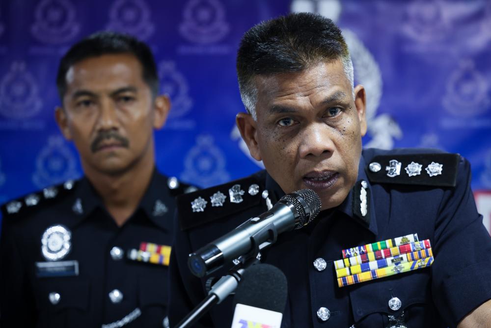Ketua Polis Daerah Kuantan ACP Wan Mohd Zahari Wan Busu (kanan)/BERNAMAPix