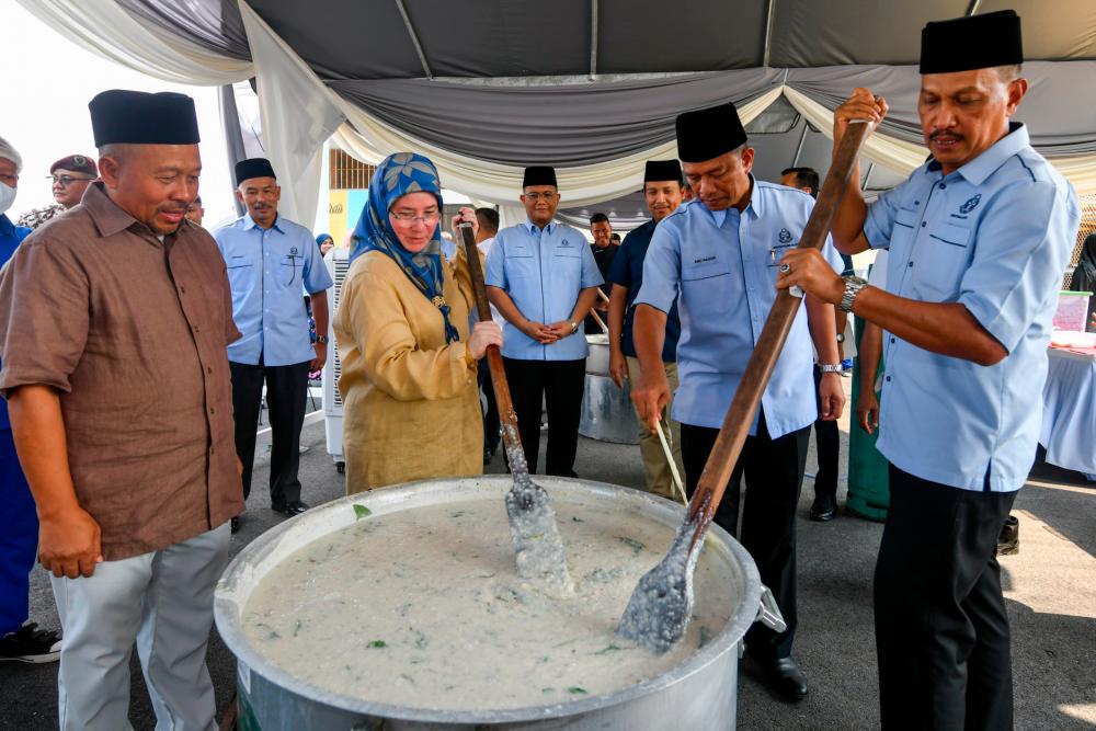 KUANTAN, April 16 -- The King Permaisuri Agong Tunku Azizah Aminah Maimunah Iskandariah agreed to cook lambuk porridge when he left to defile the royals at the Lambuk Porridge Cooking Ceremony with Penor Prison residents today. BERNAMAPIX