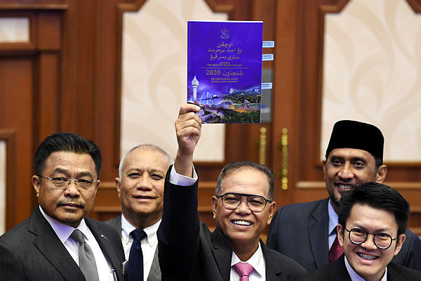 Pahang Mentri Besar Datuk Seri Wan Rosdy Wan Ismail raises the Budget 2020 statement, after tabling to the Pahang state legislative assembly yesterday. — Bernama