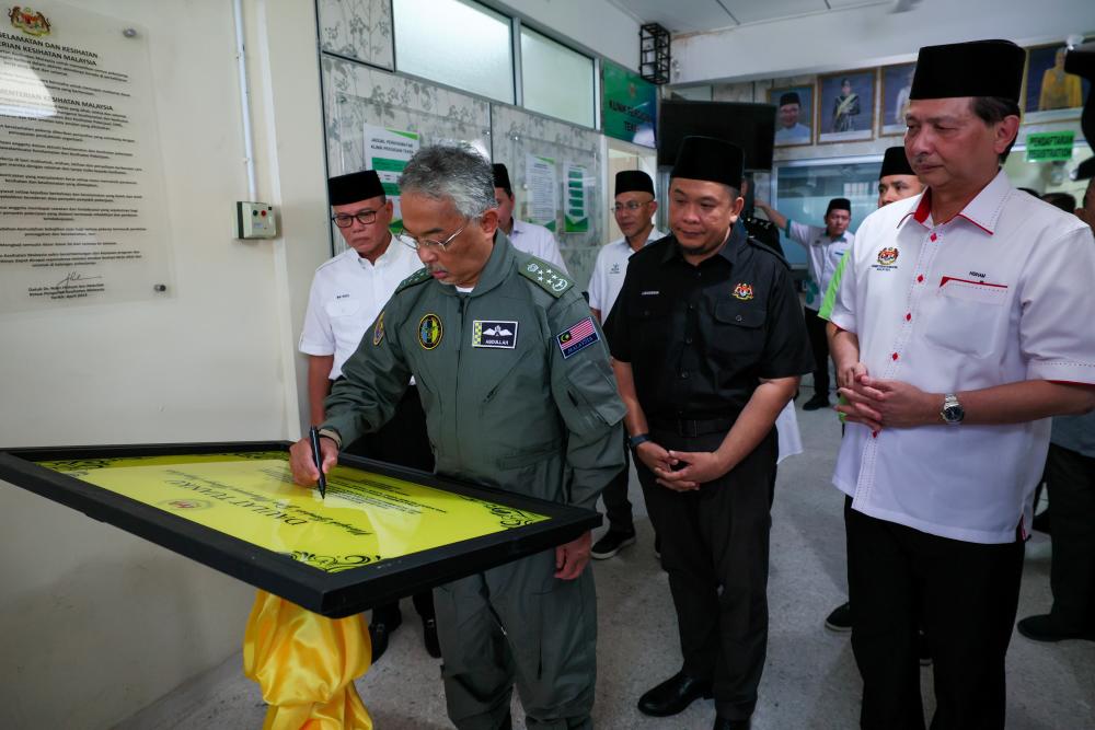 ROMPIN, 19 Feb -- Yang di-Pertuan Agong Al-Sultan Abdullah Ri'ayatuddin Al-Mustafa Billah Shah berkenan menandatangani plak pembukaan pusat bersalin ketika mencemar duli ke Klinik Kesihatan Tekek, Pulau Tioman hari ini. - fotoBERNAMA