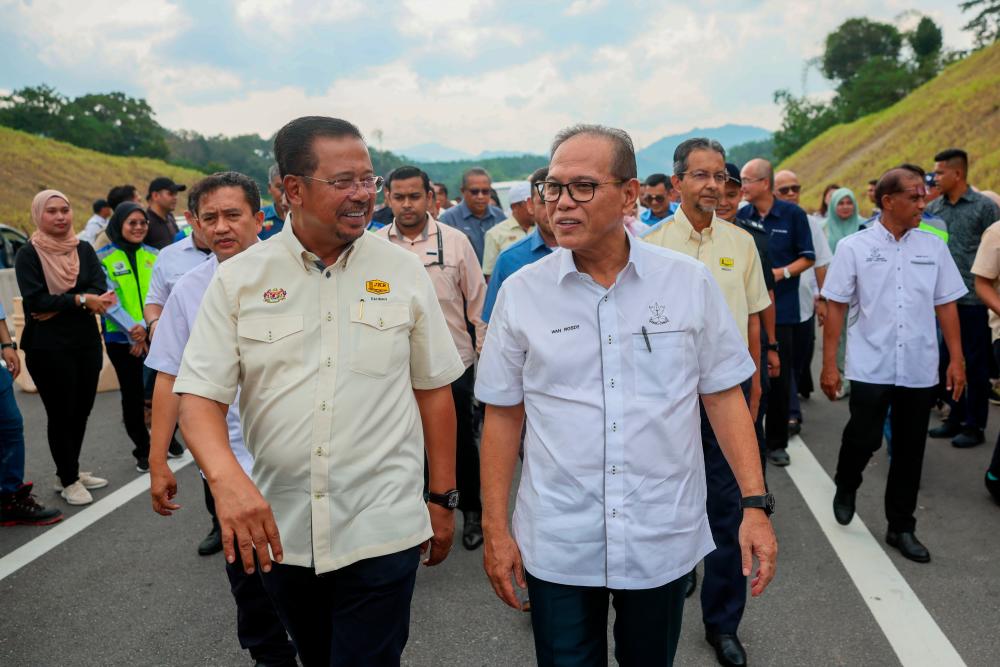 RAUB, June 24 -- Pahang Menteri Besar Datuk Seri Wan Rosdy Wan Ismail together with Deputy Minister of Public Works Datuk Seri Abdul Rahman Mohamad walked on the Lingkaran Tengah Utama (LTU) section of the road from Orang Asli Village Sungai Chandan to Kampung Asap at the opening ceremony of the section yesterday. BERNAMAPIX