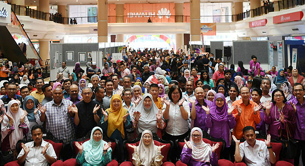Deputy Prime Minister Datuk Seri Dr Wan Azizah Wan Ismail (seated front row, centre) at the Pahang-level ‘Santuni Rakyat’ programme at Berjaya Megamall, Kuantan on April 13, 2019. — Bernama