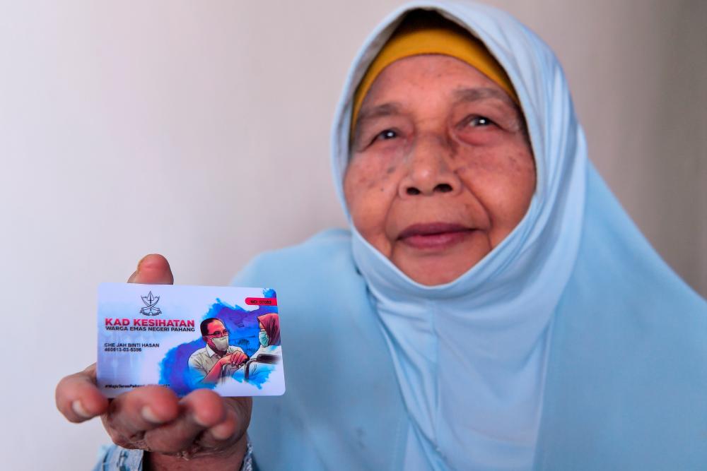 ROMPIN, Jan 18 - Senior citizen, Che Jah Hasan showed the Pahang Senior Citizens Health Card that he received at the launching ceremony of the card today. BERNAMApix