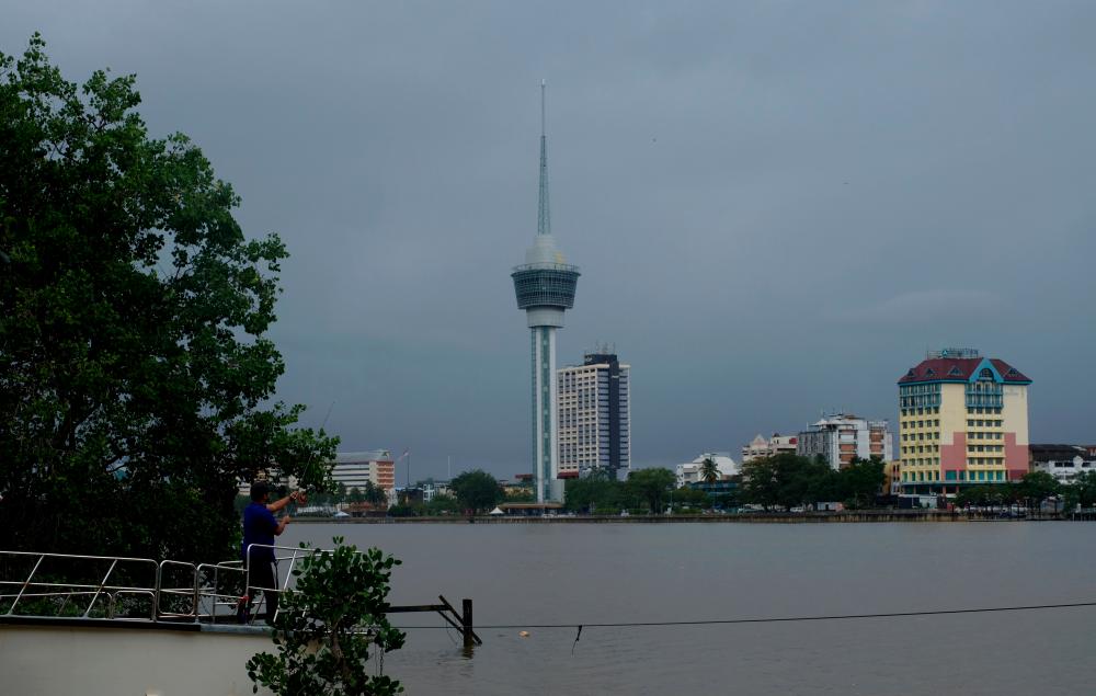 KUANTAN, Jan 28 - Cloudy and humid weather hit the Kuantan district throughout this week as the North East Monsoon season that hit the east coast has not yet ended. BERNAMAPIX