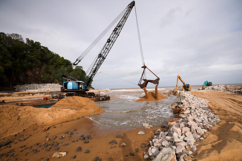 Kerja-kerja pengawalan hakisan pantai melibatkan kawasan seluas 200 meter yang terhakis sepanjang 4.3 km giat dijalankan oleh kontraktor yang dilantik ketika tinjauan fotoBernama di Projek Pengawalan Hakisan Pantai Kg Tanjung Batu, Nenasi, Pekan pada Dis 24 2023. - fotoBERNAMA