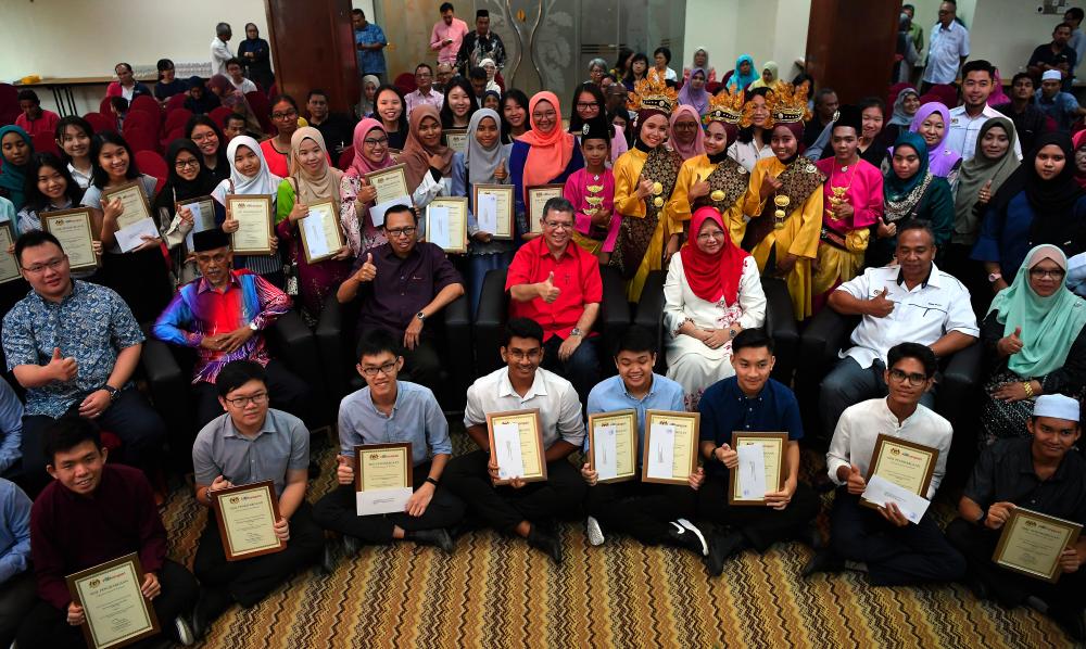 Foreign Affairs Minister Datuk Saifuddin Abdullah (sitting centre) along with outstanding students at the Indera Mahkota parliamentary-level Academic Excellence Appreciation programme and launch of the Sinar Kasih programme on May 4, 2019. - Bernama