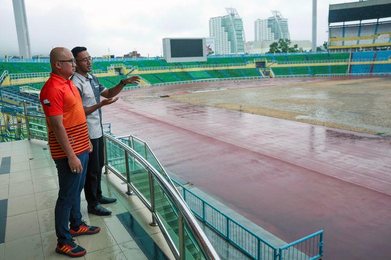 Exco Komunikasi dan Multimedia, Belia, Sukan dan Badan-badan Bukan Kerajaan Pahang Fadzli Mohamad Kamal diberi penerangan oleh Pengurus Perbadanan Stadium Darul Makmur Izad Zainal Muhammad Safian (kiri) tentang fasa akhir kerja-kerja penanaman rumput jenis Bermuda Tifgrand menggunakan keratan akar (stolon) yang telah mula dilakukan di Stadium Darul Makmur - fotoBERNAMA