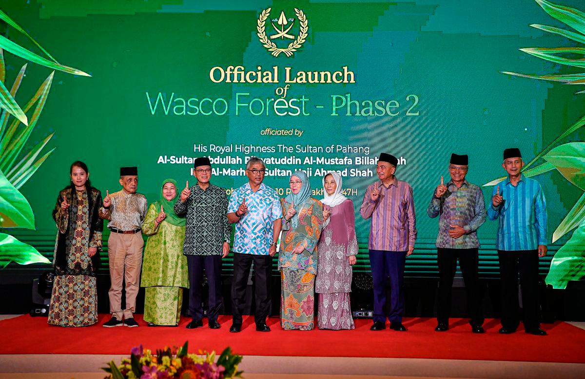 Sultan Pahang Al-Sultan Abdullah Ri’ayatuddin Al-Mustafa Billah Shah (lima, kiri) dan Tengku Ampuan Pahang Tunku Azizah Aminah Maimunah Iskandariah (lima, kanan) berkenan bergambar bersama pada Majlis Perasmian Wasco Forest Fasa Dua, hari ini- BERNAMA