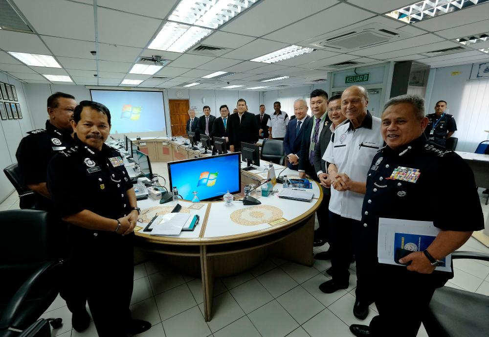 Pahang police chief Datuk Abd Jalil Hassan (R) and Malaysia Crime Prevention Foundation senior vice-chairman Tan Sri Lee Lam Thye at the Pahang police headquarters. - Bernama