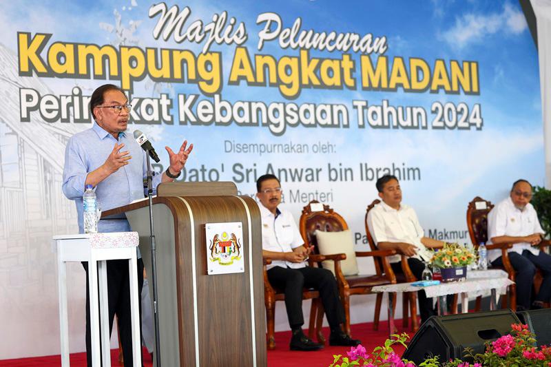 KUANTAN, 6 Julai -- Perdana Menteri Datuk Seri Anwar Ibrahim berucap pada Majlis Peluncuran Program Kampung Angkat MADANI Peringkat Kebangsaan 2024 di Kampung Chengal Lempong, hari ini.--fotoBERNAMA (2024) HAK CIPTA TERPELIHARA