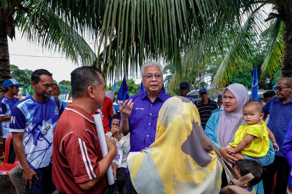 Ismail Sabri also ensured better infrastructure such as roads, drainage, water and electricity in their settlements. - Bernamapix